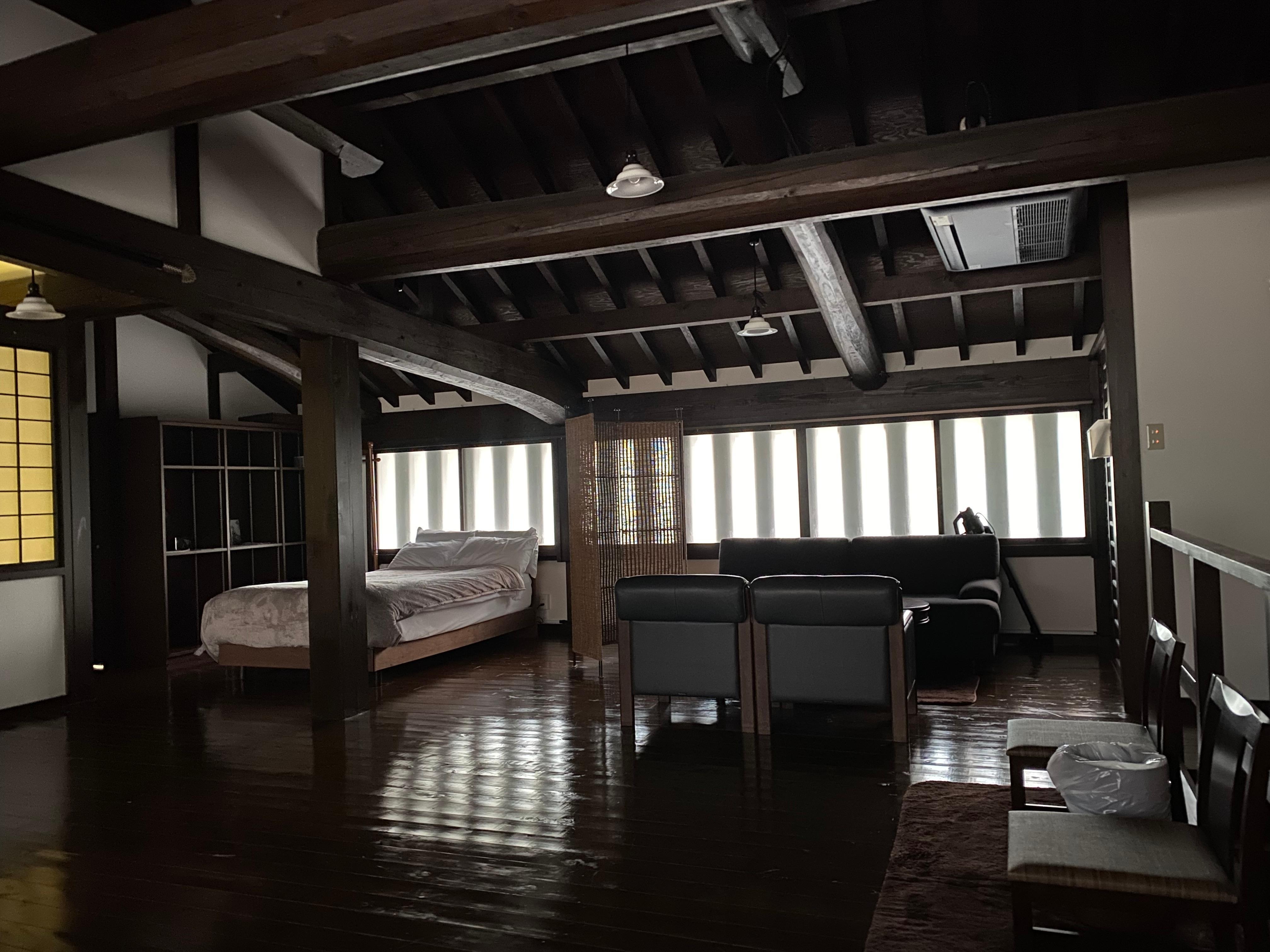 朝日が気にならないくらいの明かり取りの窓、ゆっくり寝られます。