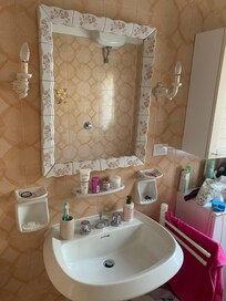 Bad 1 mit Dusche und Waschmaschine