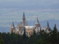 Hohenzollernschloss von oben (Raichberg mit 956m ca. 100m höher)