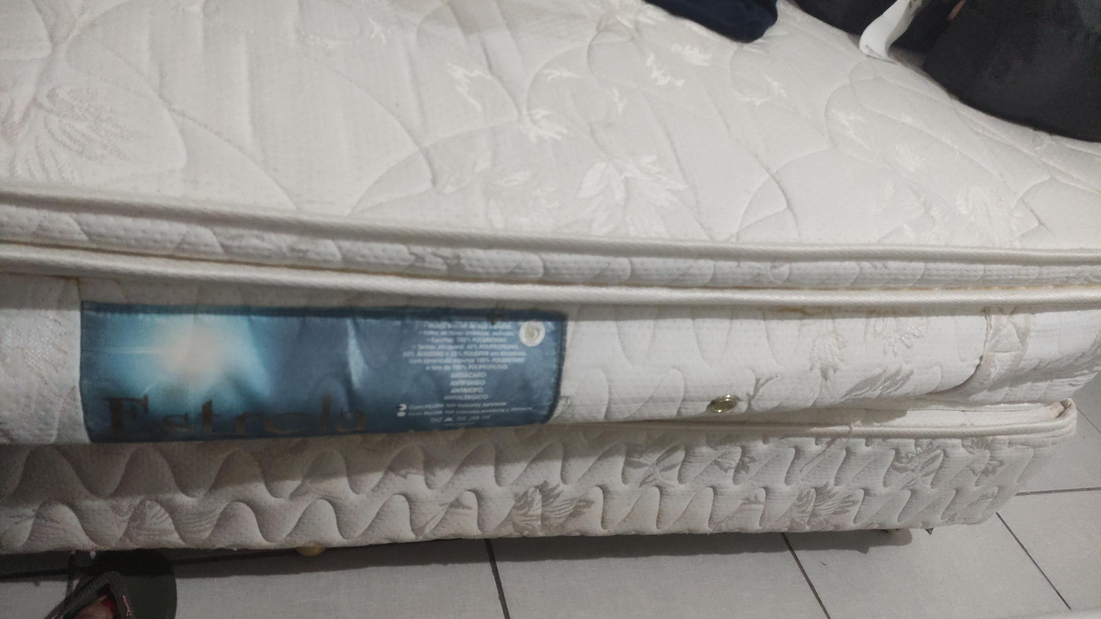 Tive que separar as camas e virar o colchão,pois não consegui dormir por causa do buraco.
Não recomendo mesmo.
Tem melhores.
Me disseram que pelo preço que paguei......
