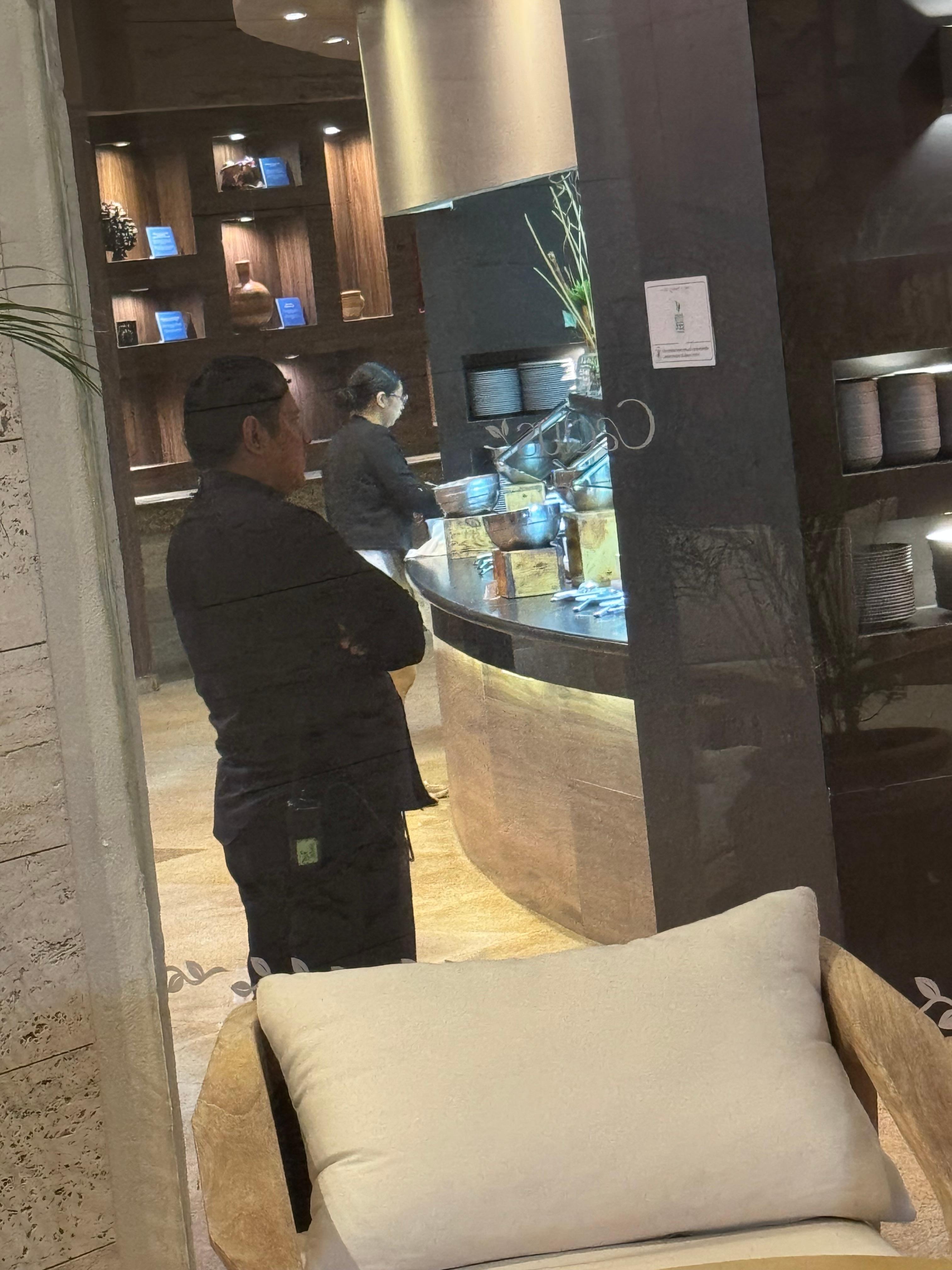 This was the chef. He didnt even want to face me and speak to me for no reason at all. 