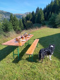 Petit-déjeuner au soleil sur l'énorme terrasse.