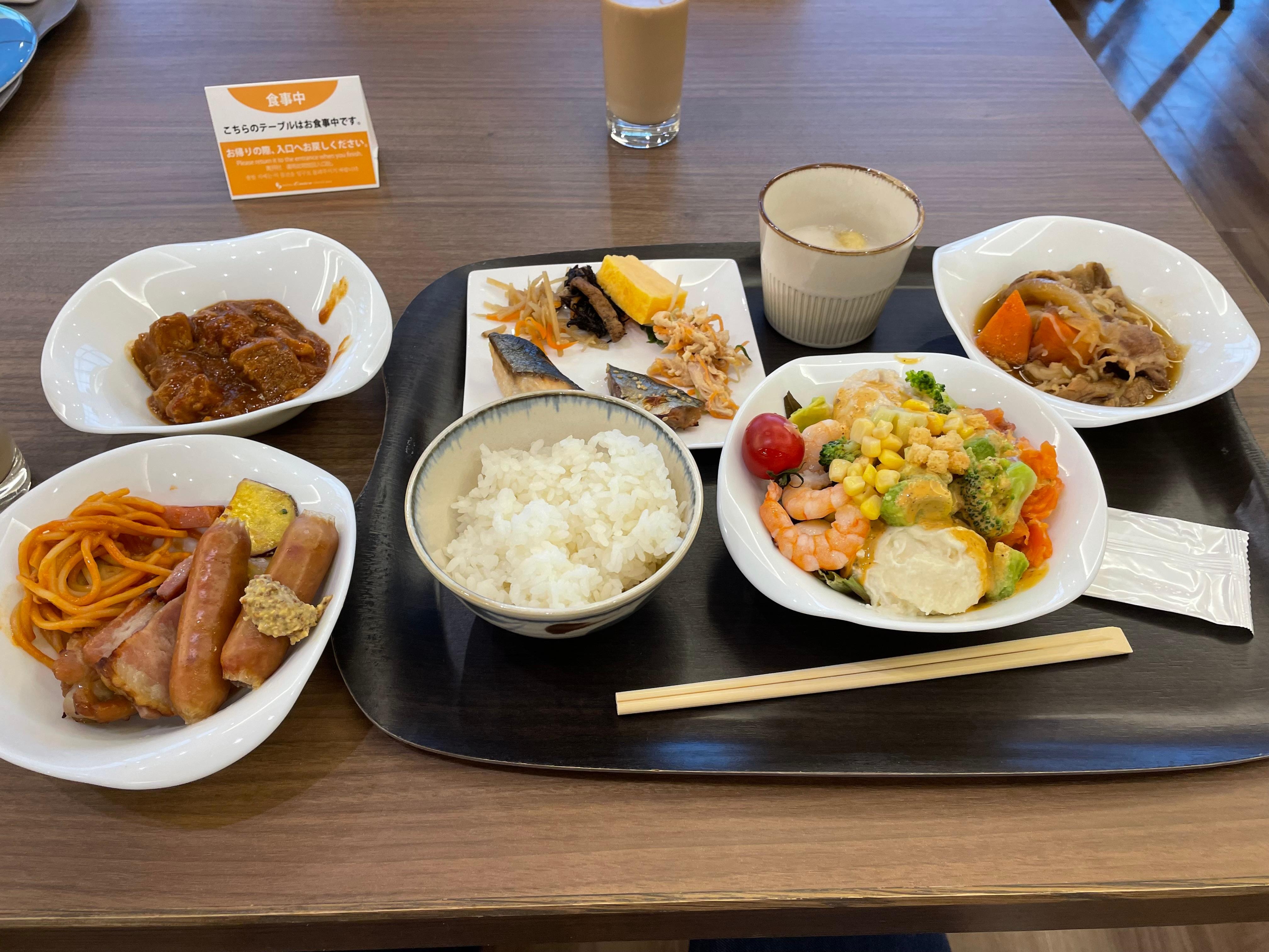 朝食美味しかったです。肉じゃが、焼き魚、ビーフシチューも美味かったです。サラダのサーモン、エビは必食です。自分で具をチョイスできるお茶漬けもお試しください。