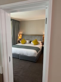 Schlafzimmer mit angrenzenden Bad