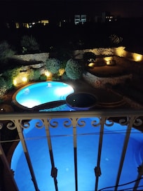 Pool bei Nacht. Vom Balkon aus hört man das geplätscher vom kleinen Wasserfall. Total schön!