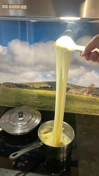 Réchauffage de l'aligot devant la crédence de la cuisine... comme si nous étions déjà sur le plateau de l'Aubrac.