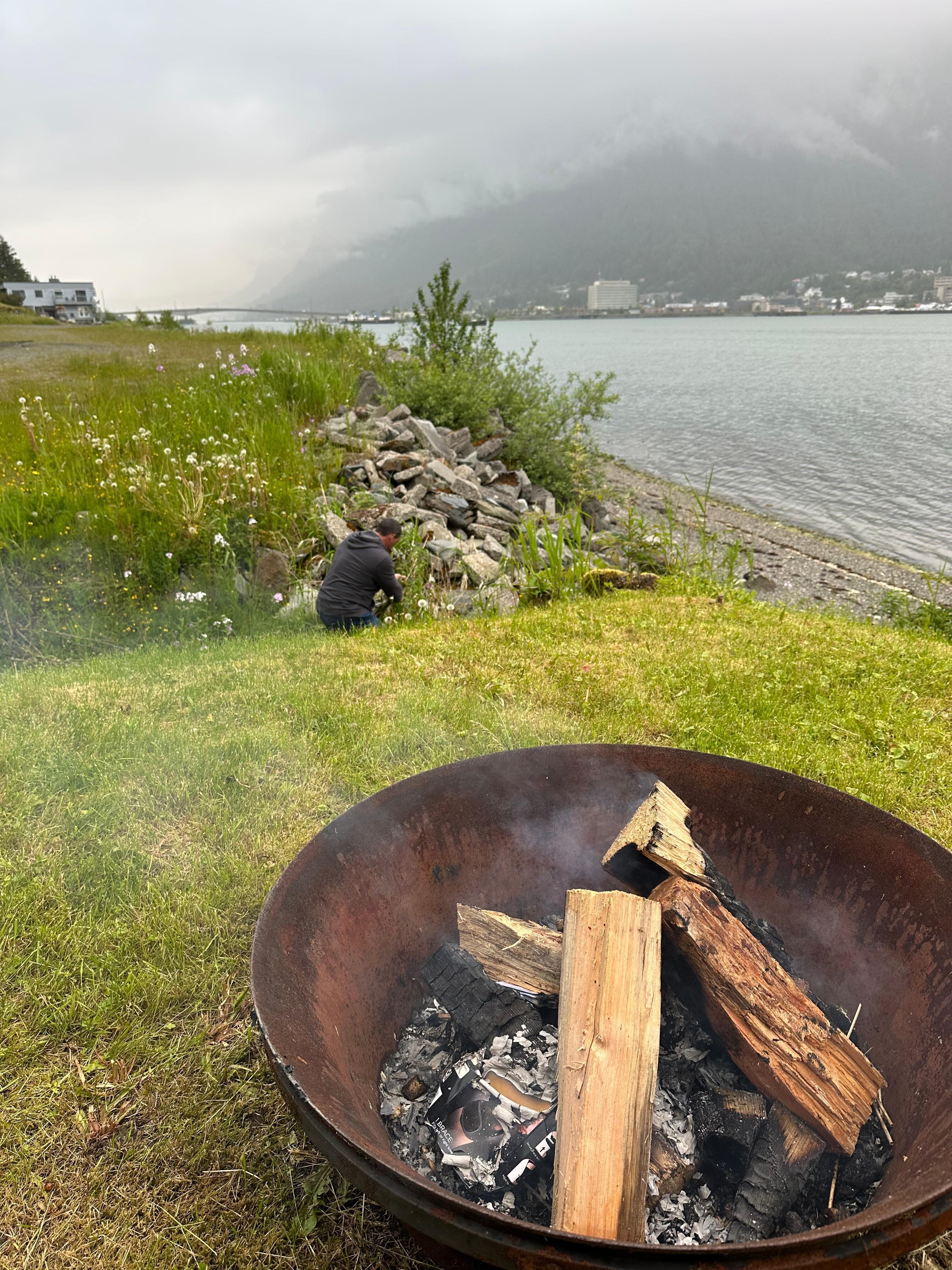 Outdoor fire pit