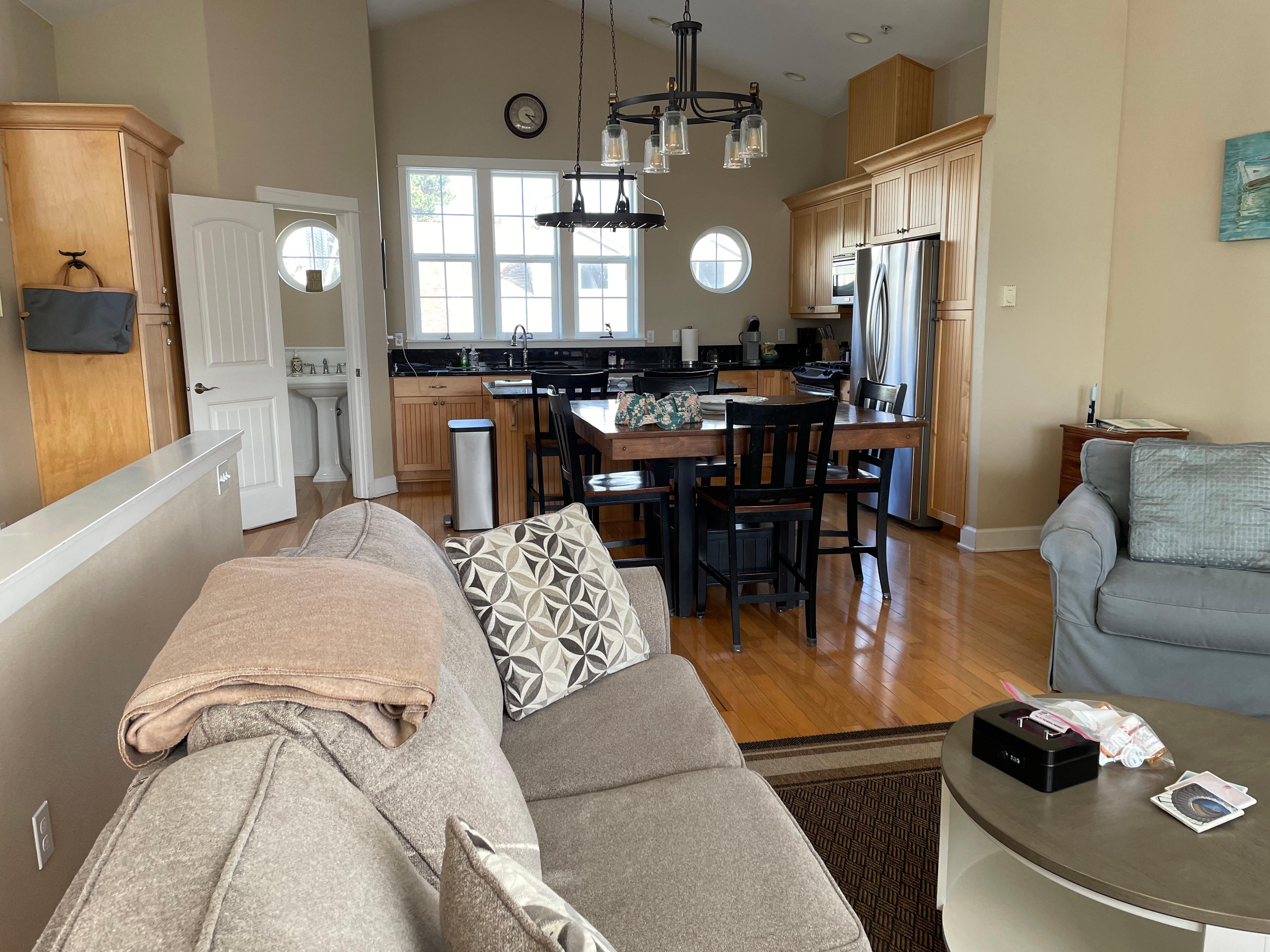 Very spacious kitchen and living room space: nicely appointed 