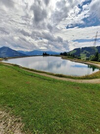 Brantlalmsee in Brixen im Thale. Auf dem Berg ist auch die Riesen Bergwelt mit Wanderwegen und mehreren Stationen wo Kinder zum Beispiel spielen können.