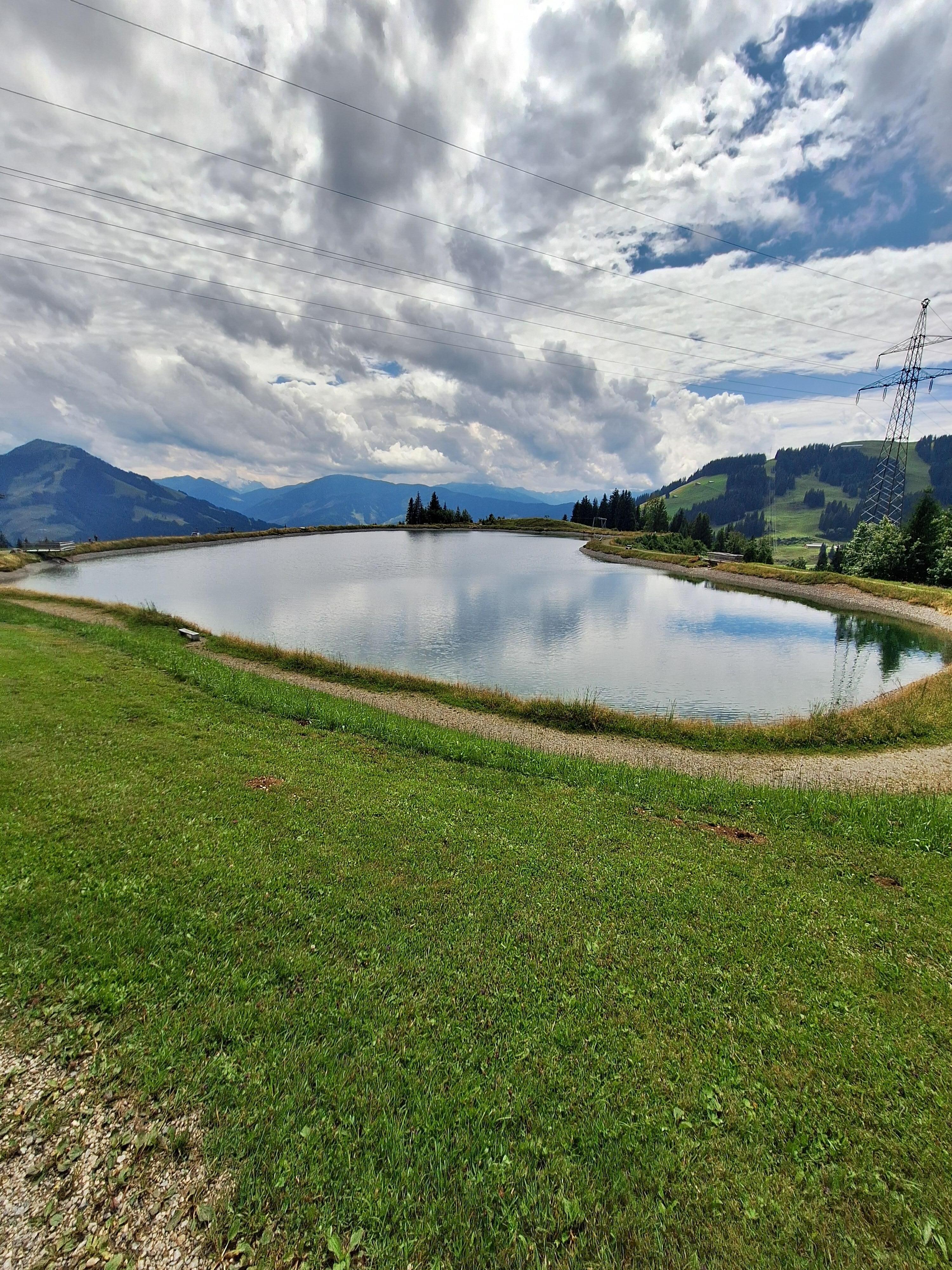Brantlalmsee in Brixen im Thale. Auf dem Berg ist auch die Riesen Bergwelt mit Wanderwegen und mehreren Stationen wo Kinder zum Beispiel spielen können.