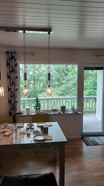 Blick zum Terrassenfenster und Tür
