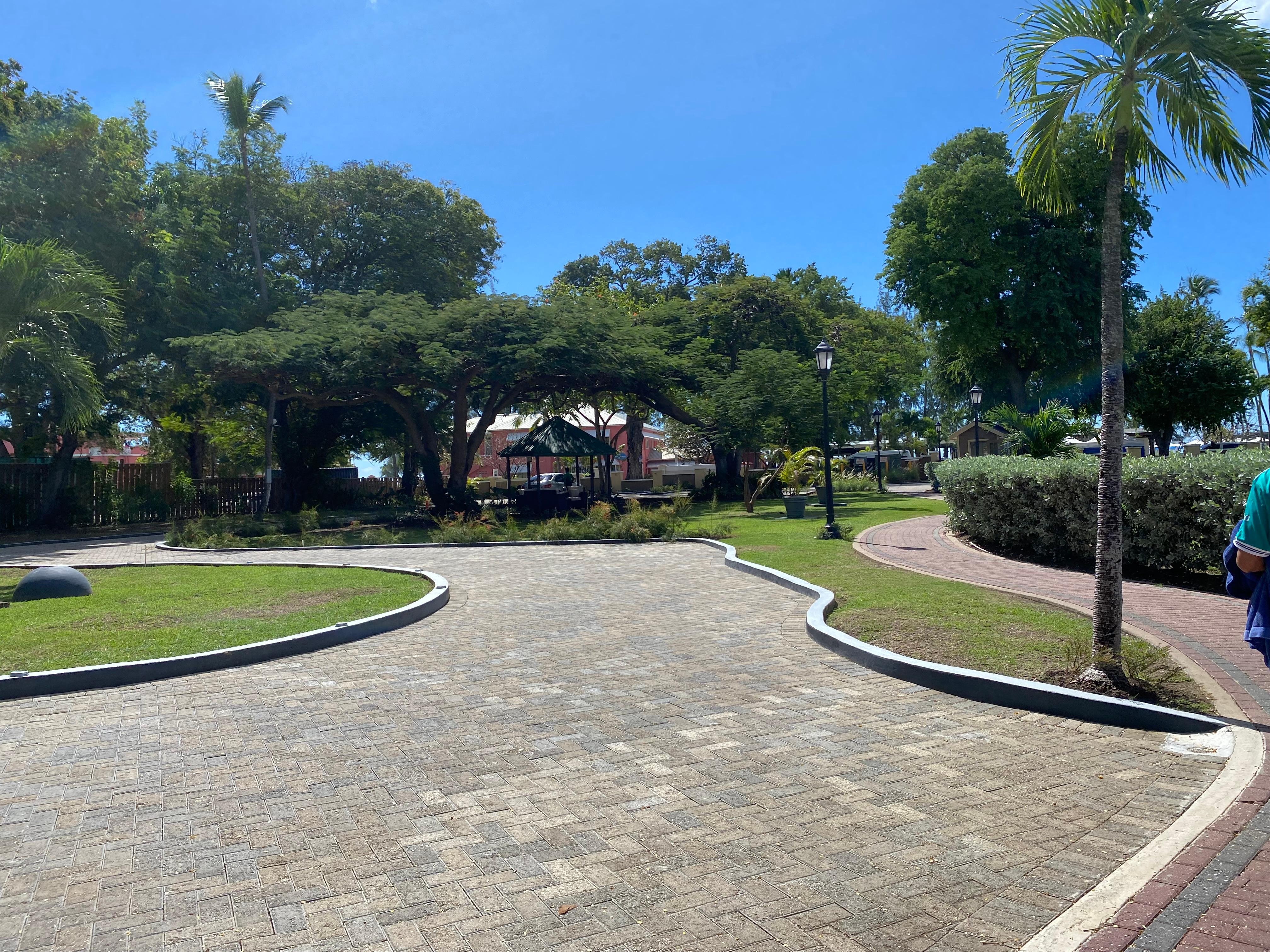 Hotel ground to the beach 