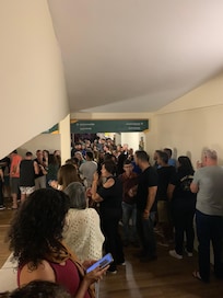 Esta é a fila que se formou antes do restaurante abrir. Sem a presença de nenhum funcionário ou de nenhum aviso sobre horários ou locais separados