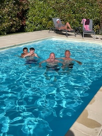 Très belle piscine au sel