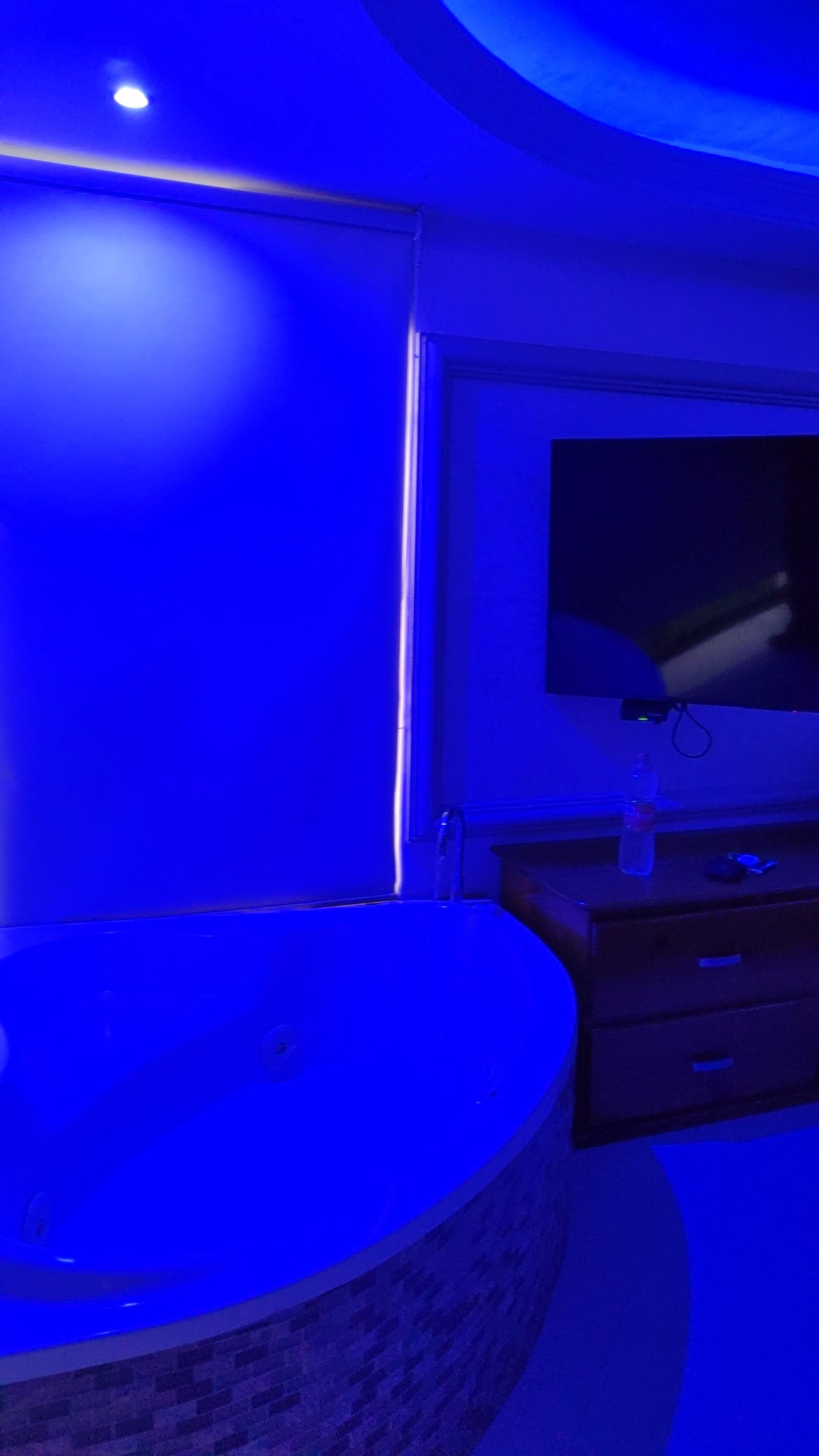 La iluminación azul me encantó, junto con el desayuno y la tina fue lo más destacable 