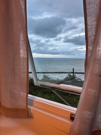 We enjoyed cranking open bedroom window and enjoying fresh air and lake view. Amazing.