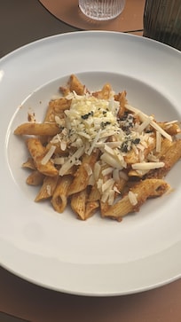 Pasta al ragù bolognese è molto buona e detto da noi italiani non è poco anzi !!