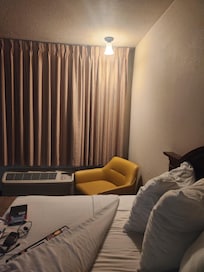 AC, 2 queen beds and chair