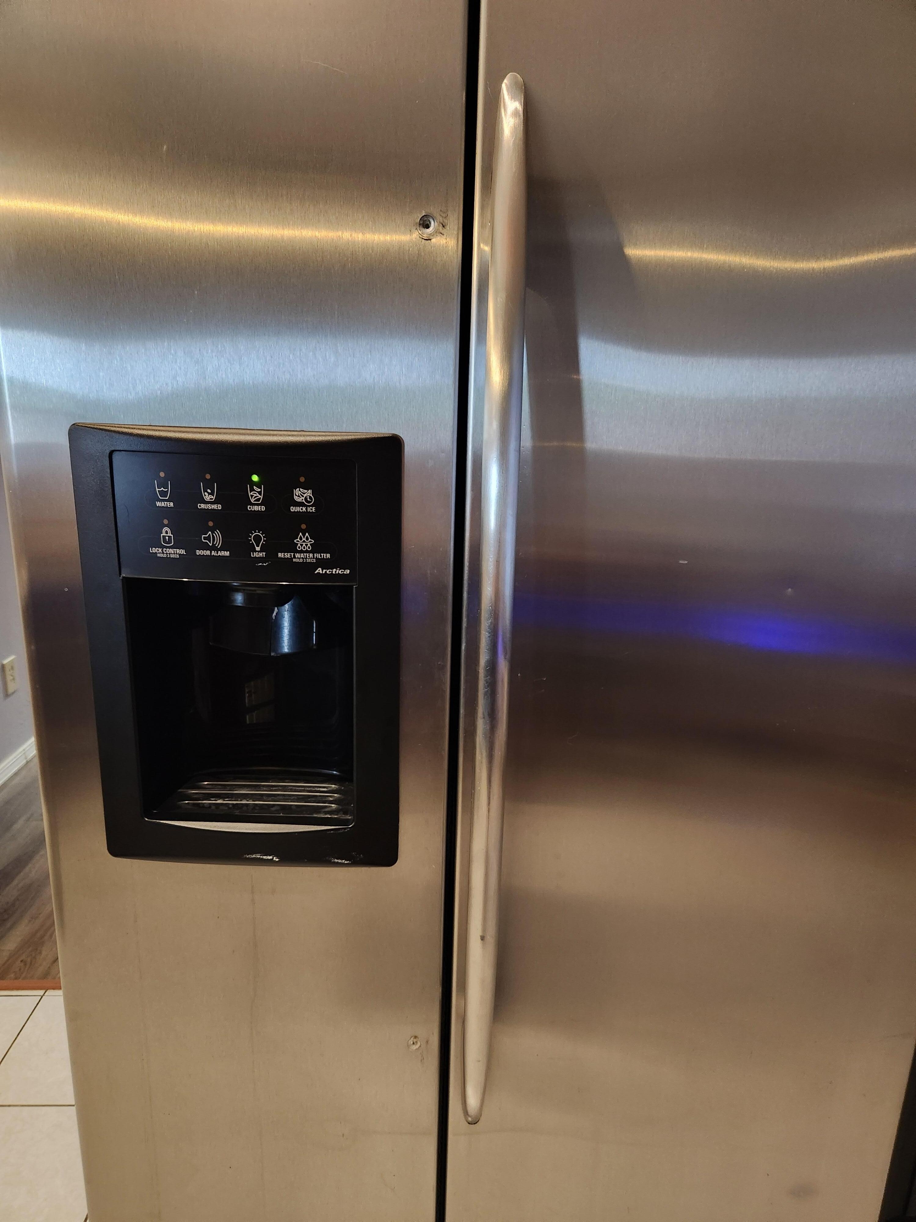Refrigerator with only 1 handle
