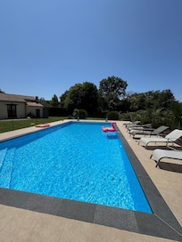 GroĂzĂŒgiger und beheizter Pool.