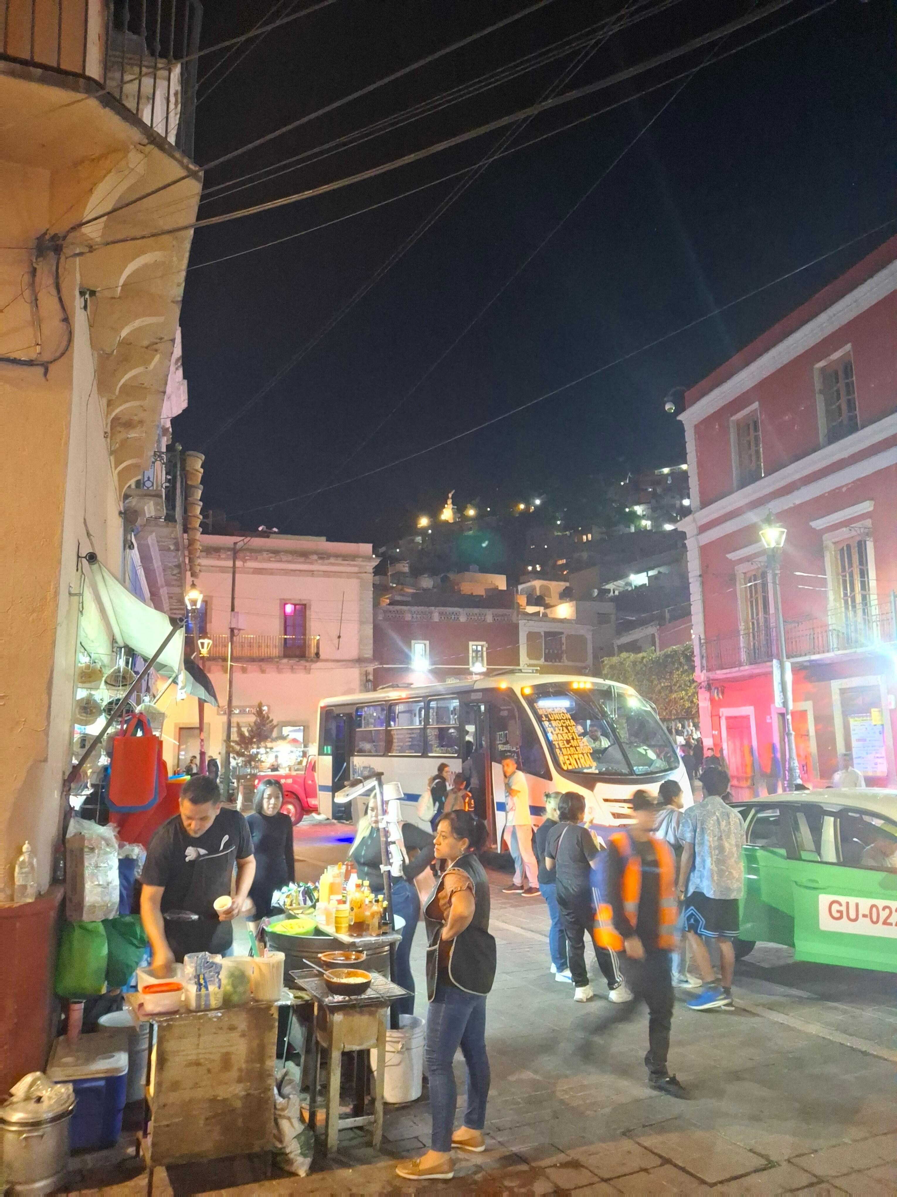 La zona centro de la ciudad llena de bullicio contrasta con la tranquilidad del hotel