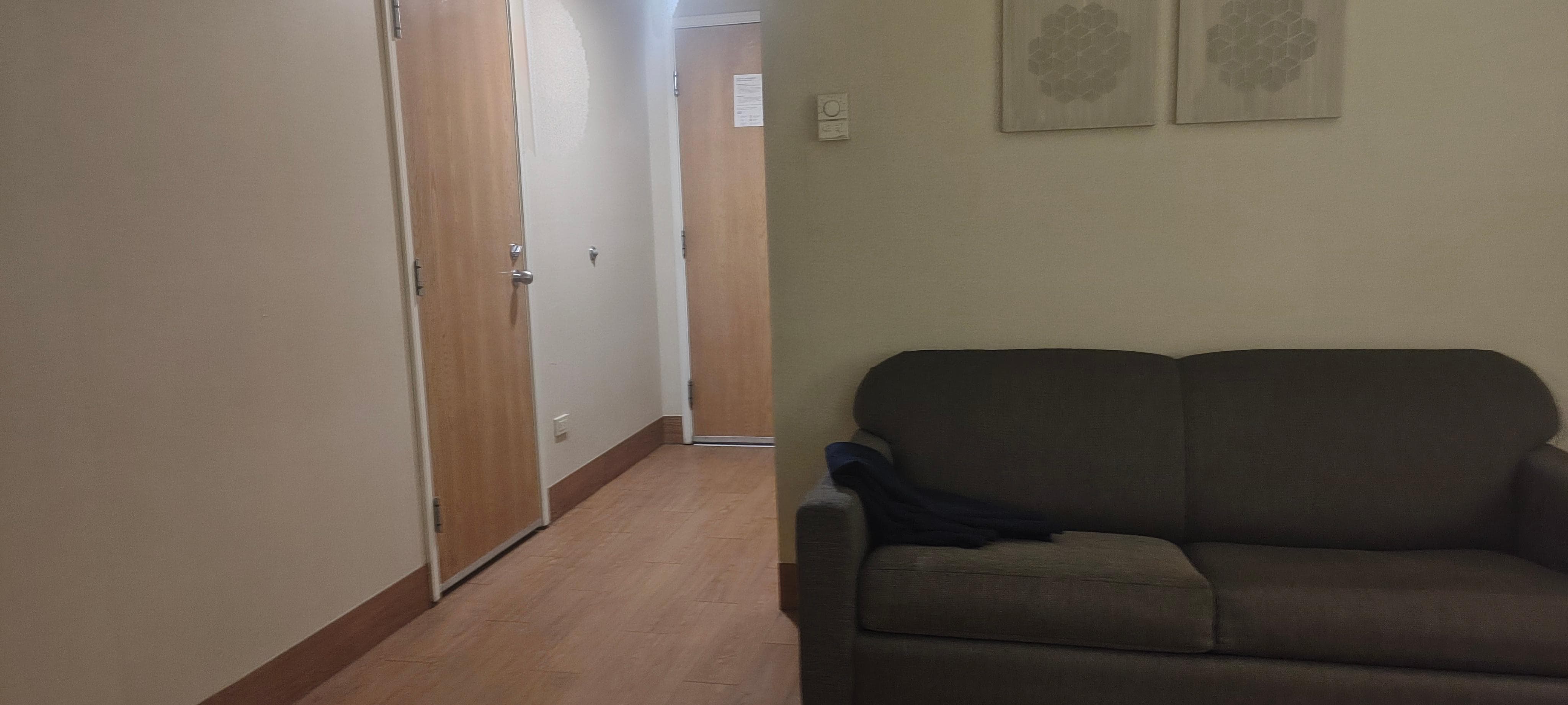 Esa es la puerta que se filtra el clima de la habitación 