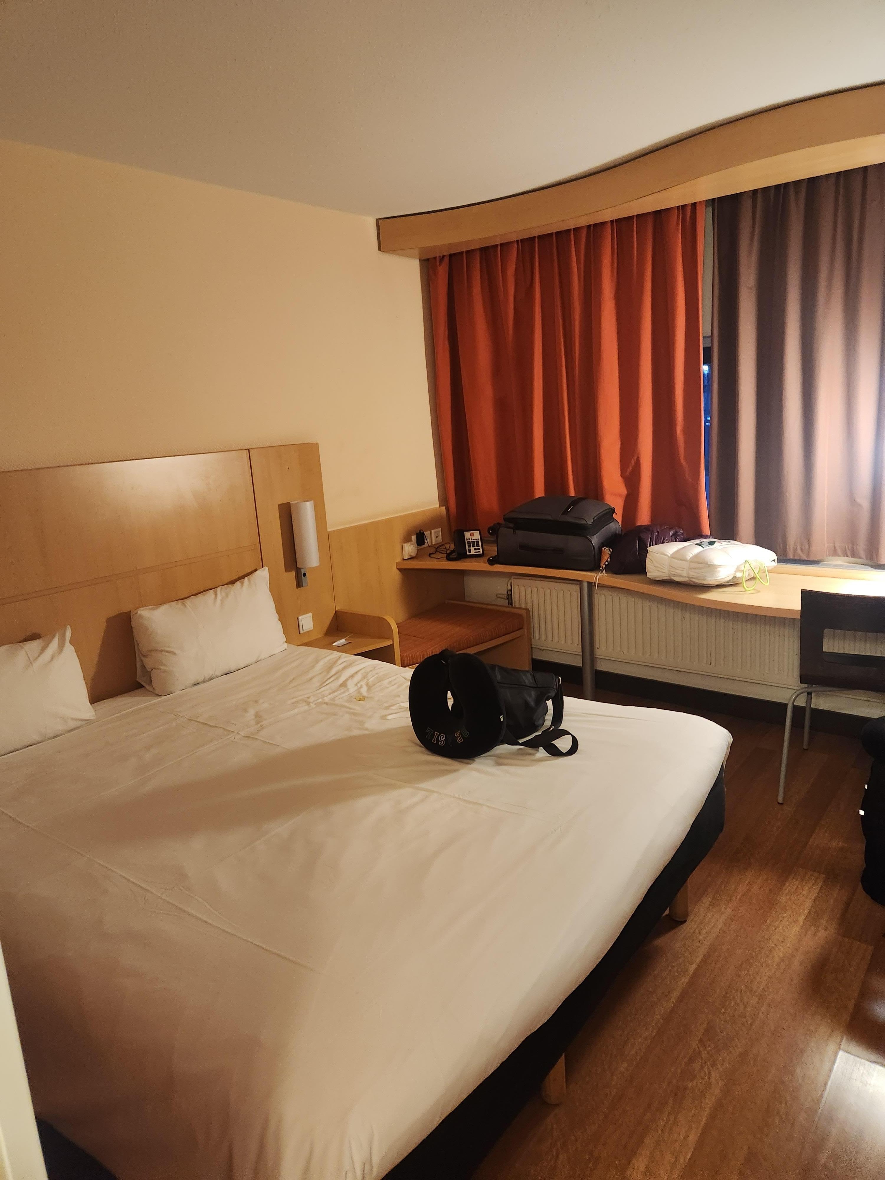 Quarto para 4 pessoas...uma cama de casal e duas de solteiro. Ótimo espaço!