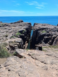 Sur la côte , le puits d'enfer
