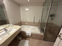Great toilet, and separate shower and bath, but like the rest of the room, very dated for this to be a five star room.