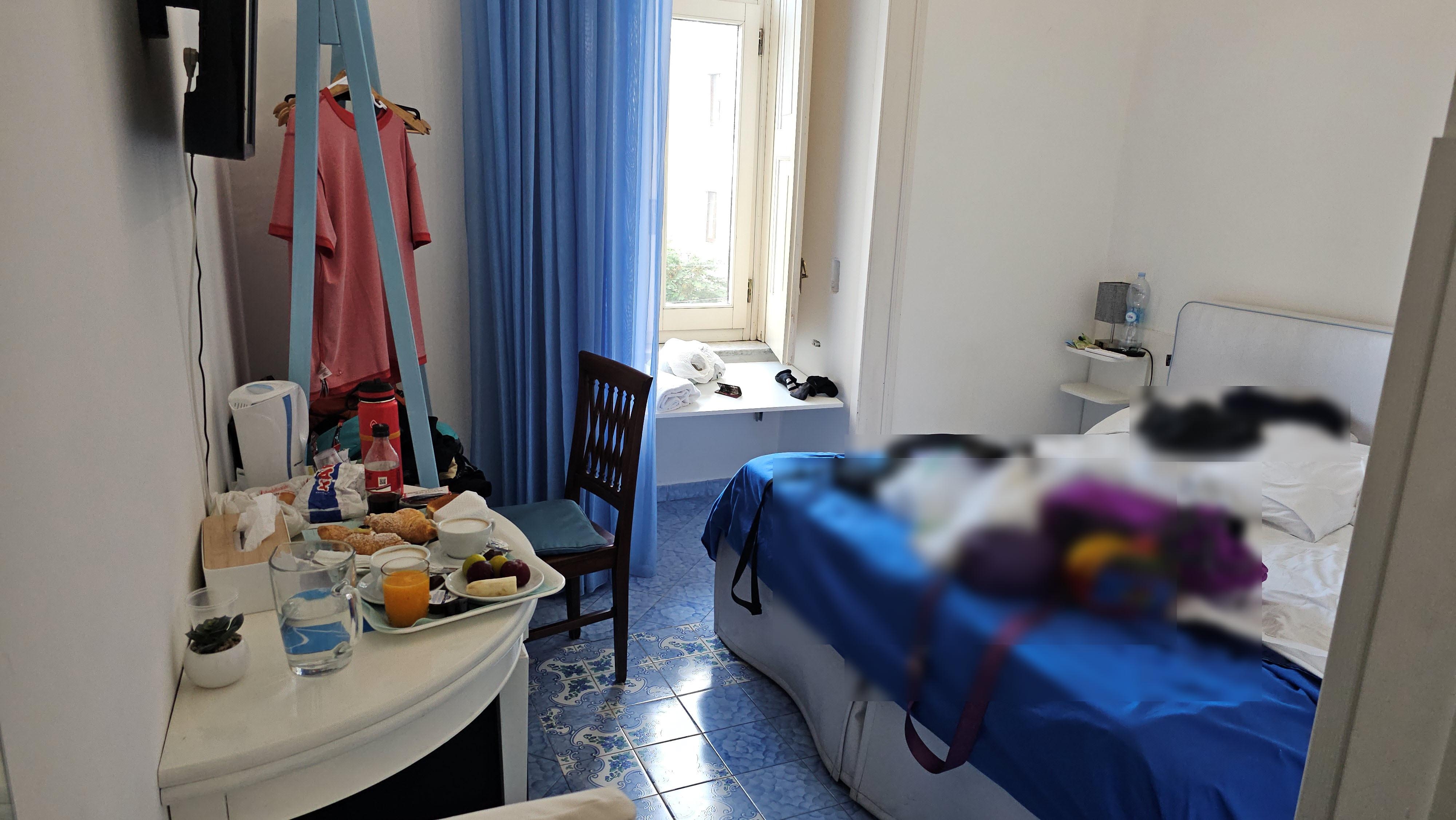 Small room. Uncomfortable even to have breakfast -