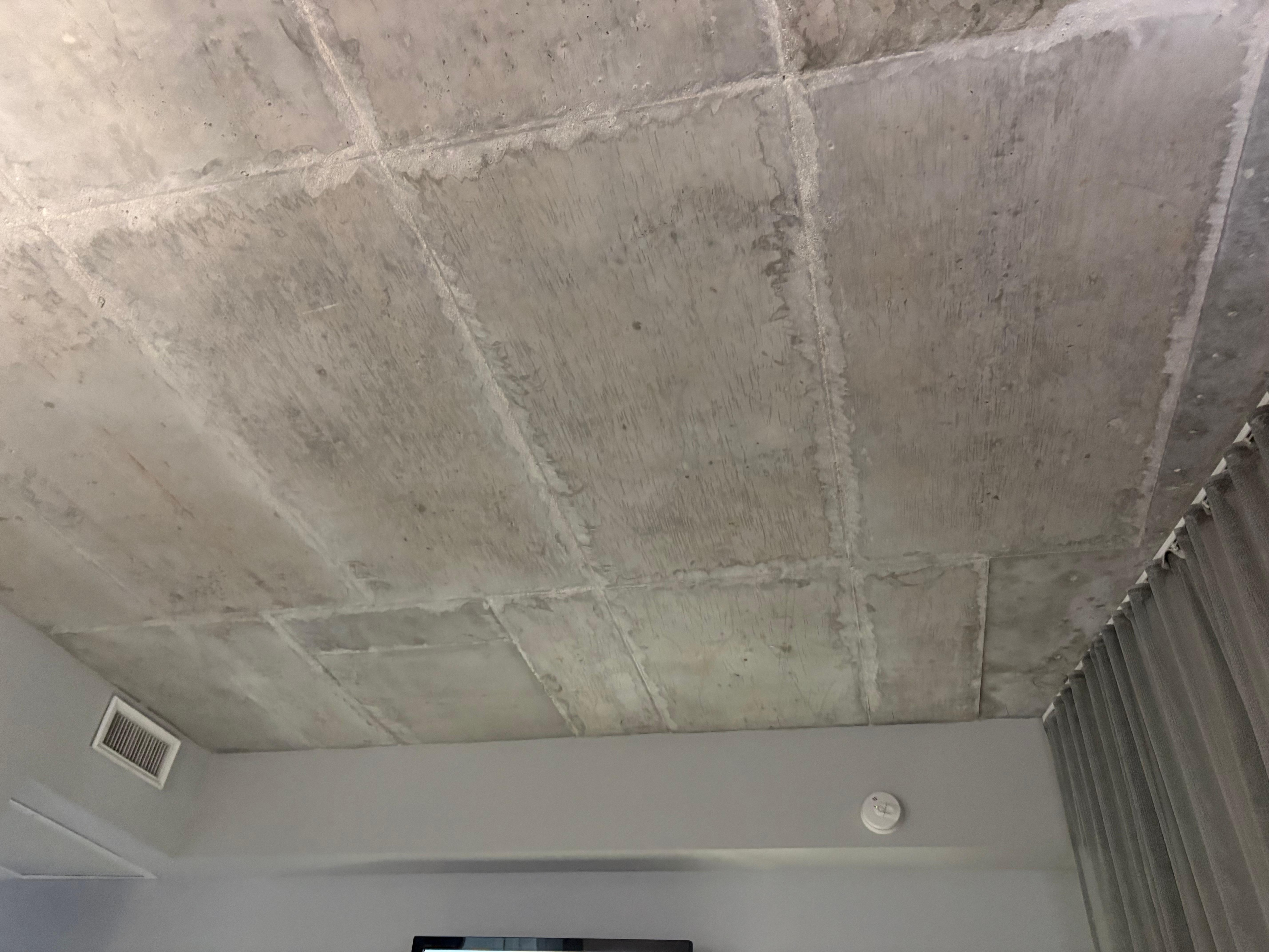Concrete ceiling with no lights 