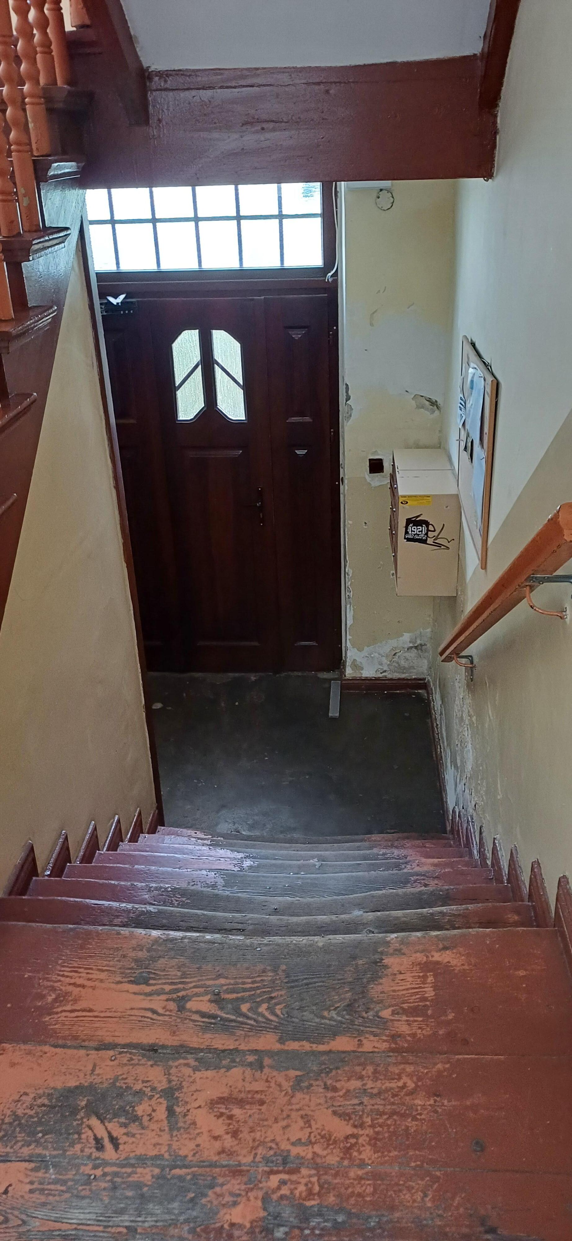 entrance door and the wall to the room