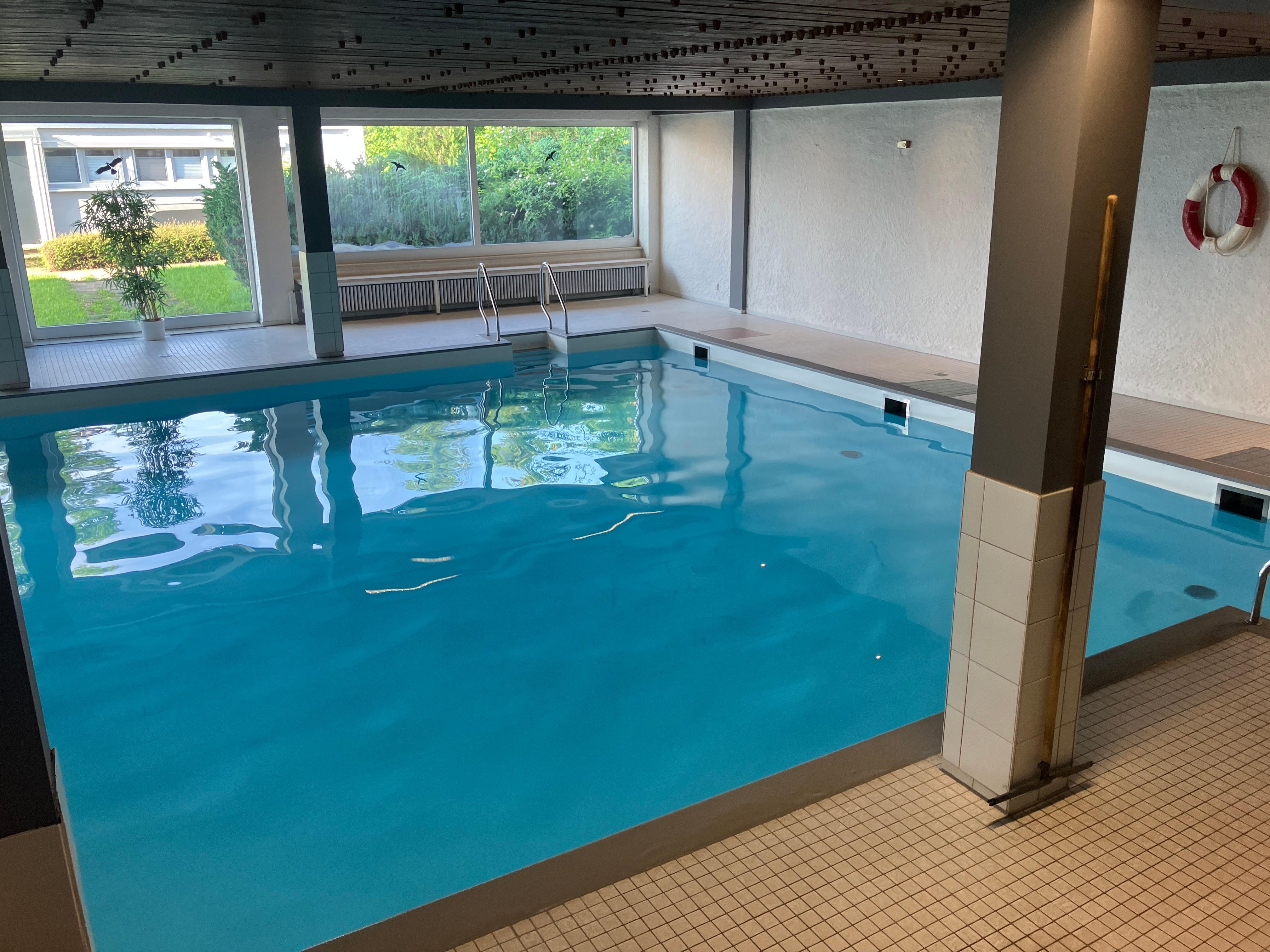 Schwimmbad im gegenüberliegenden Wohnkompmex