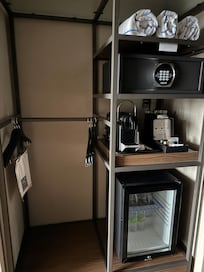 Good size fridge and nespresso âŁïž