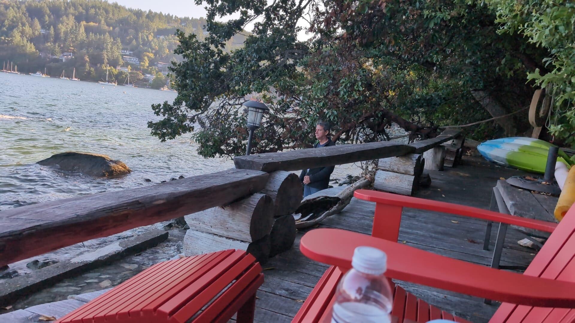 Terrasse am Wasser! Einfach himmlisch, Buch lesen und dabei das Rauschen der Wellen genießen 