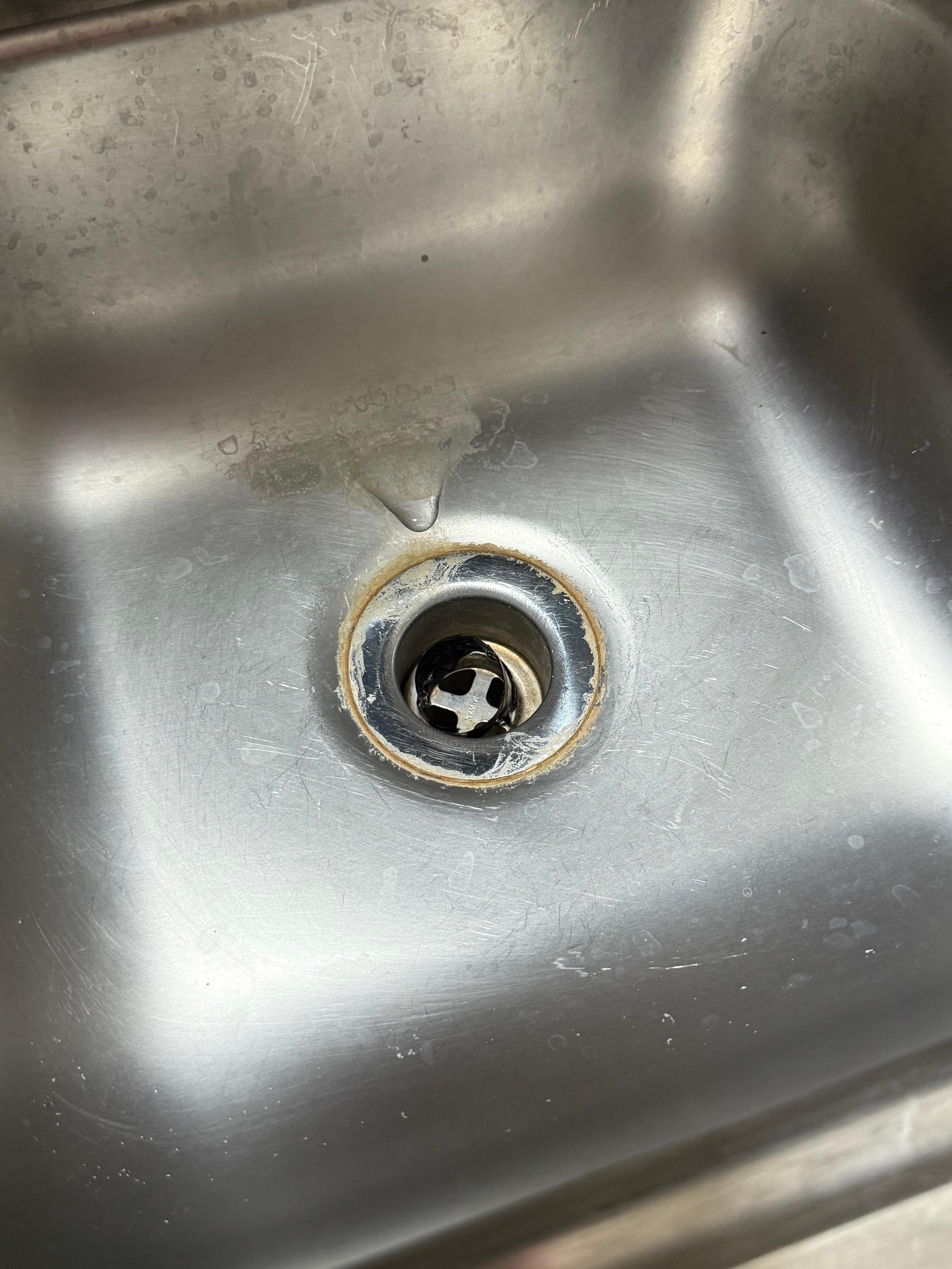 Dirty sink. I didn’t use it at all. It was stained and looked this way