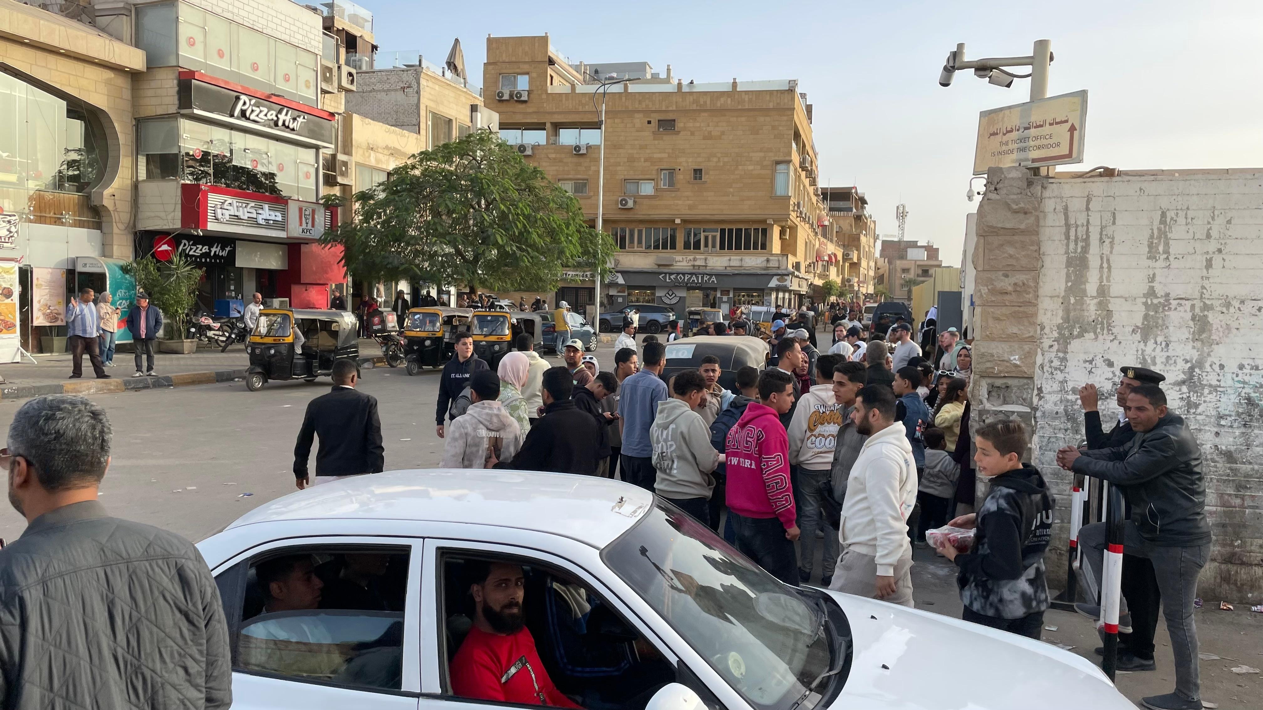 Straathoek naast hotel (ingang piramides)