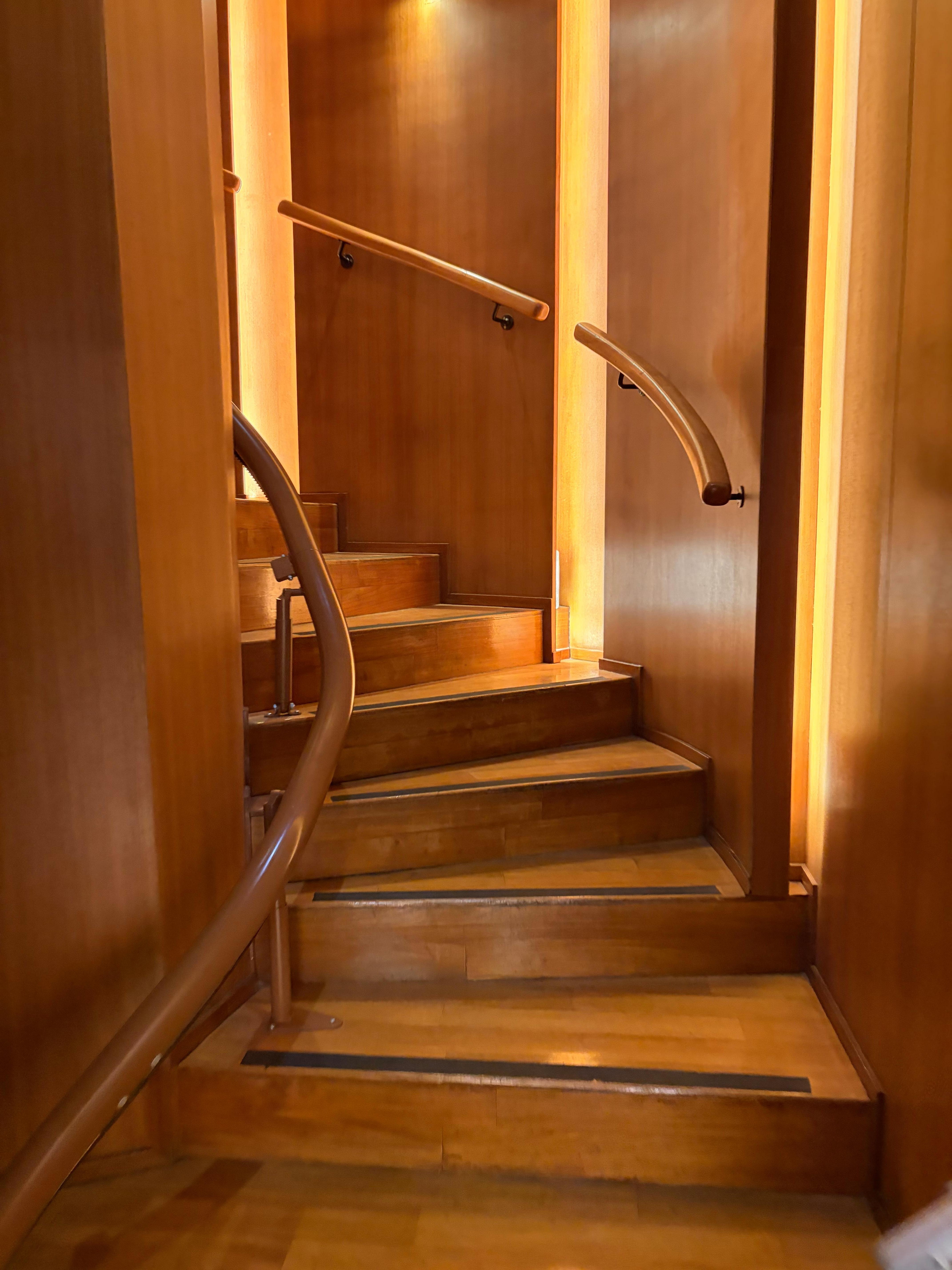 プールへの階段