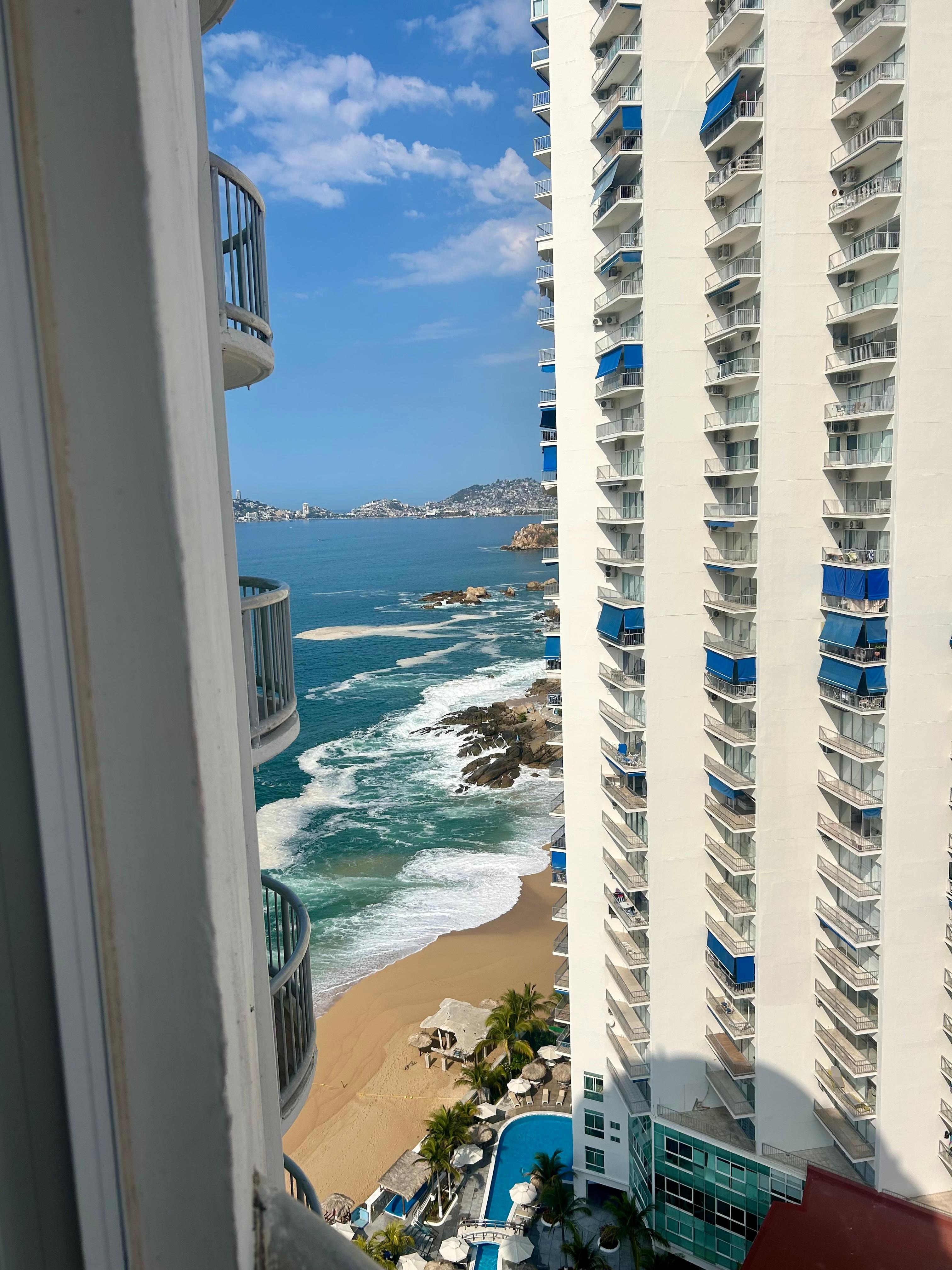 La habitación tenía vista a la montaña pero también se veía una parte de la playa