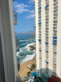 La habitación tenía vista a la montaña pero también se veía una parte de la playa