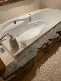 Beautiful jacuzzi with great water pressure and loads of jets. Beautiful river rock tile on the floor.