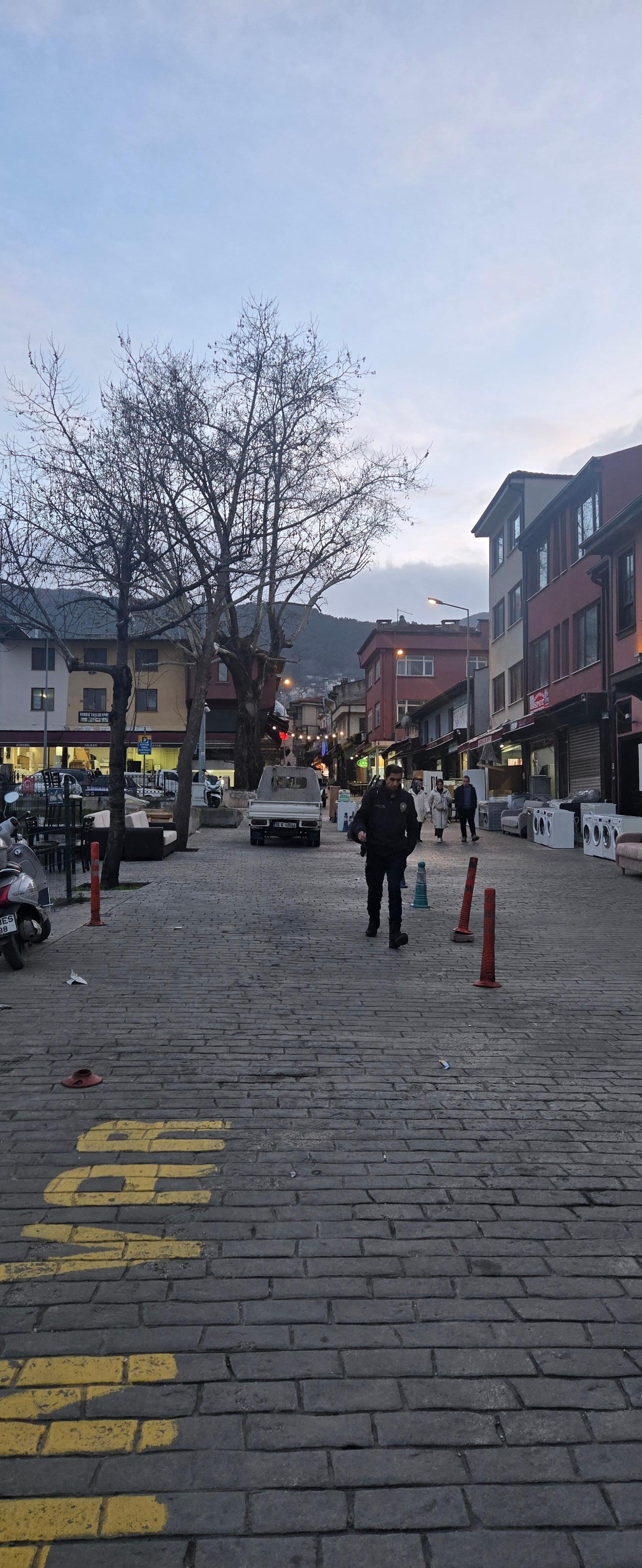 Cevresi eskici ve tamircilerle dolu