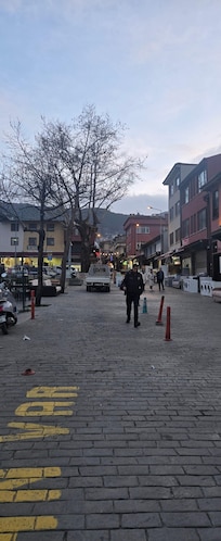 Cevresi eskici ve tamircilerle dolu