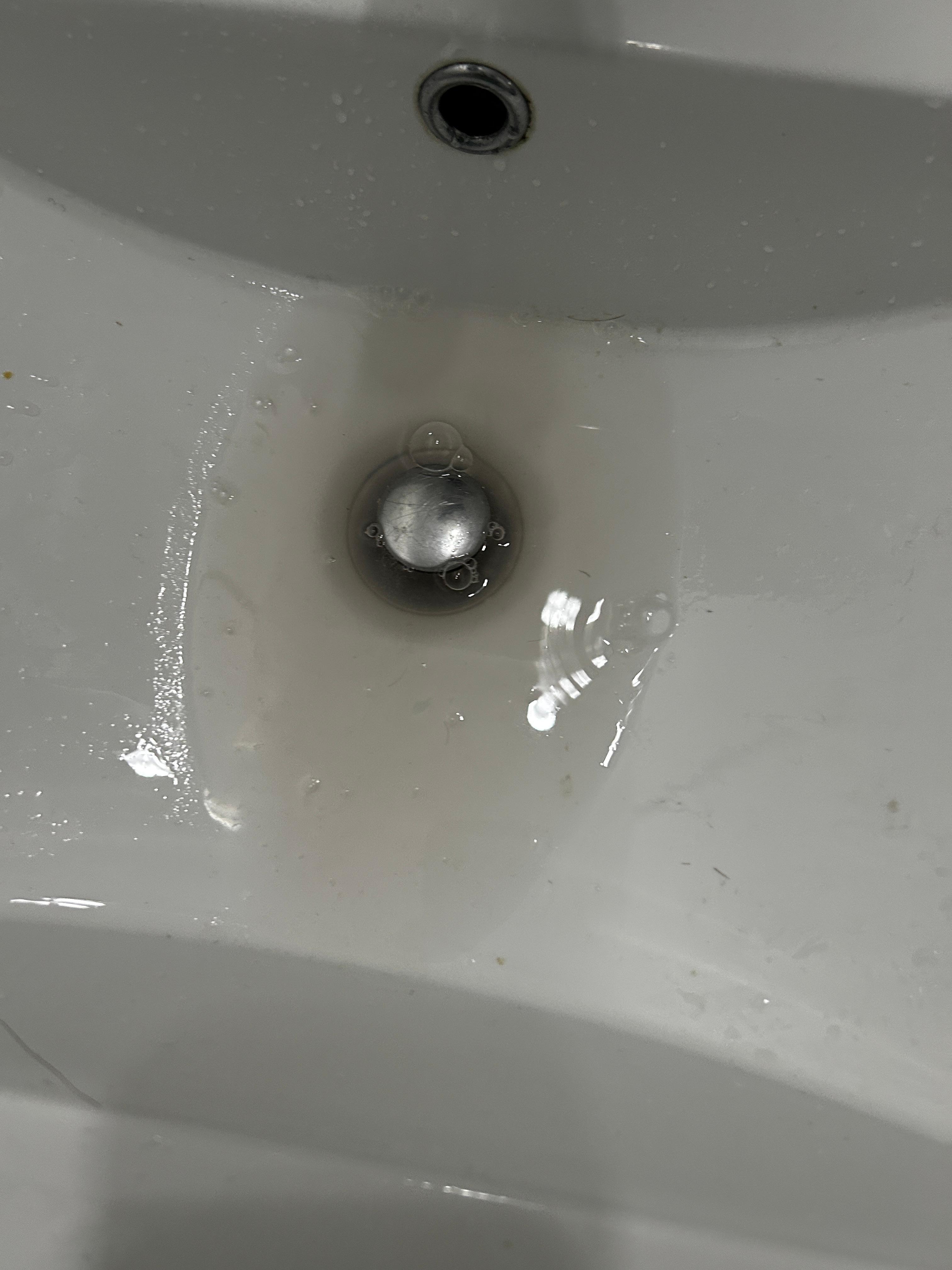 en fait, à peine l’utilisation du robinet que directement l’eau s’accumule et ne s’évacue pas.