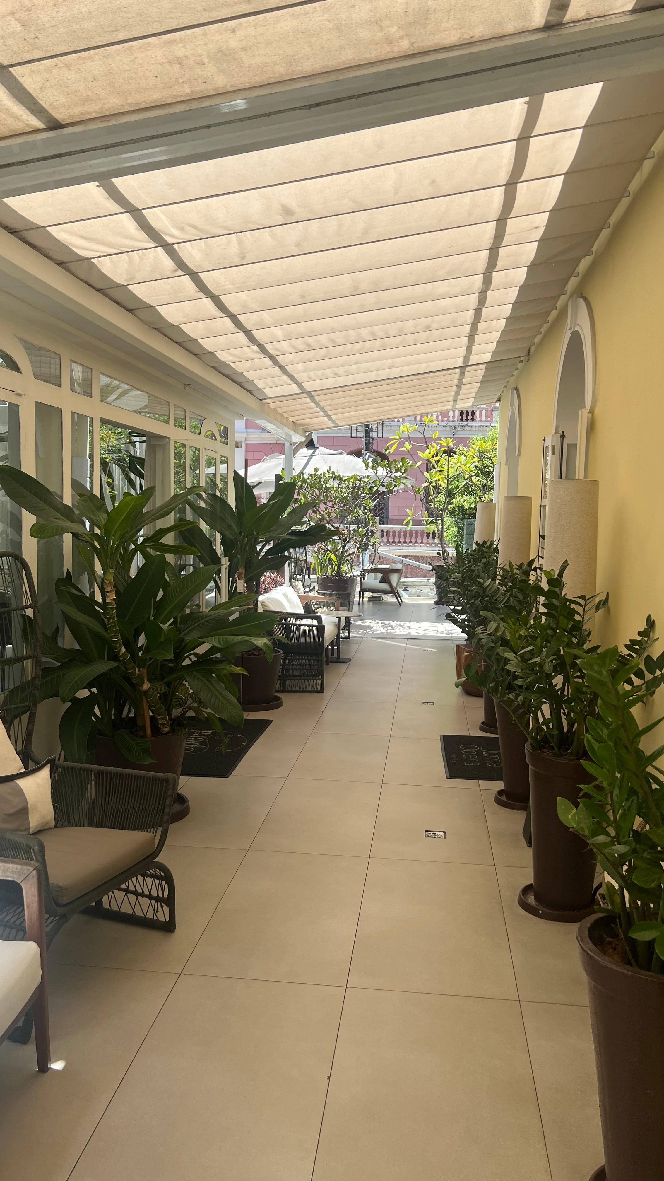 Limpo ,claro ,ambiente agradável .