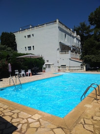 Pool mit Hausrückseite