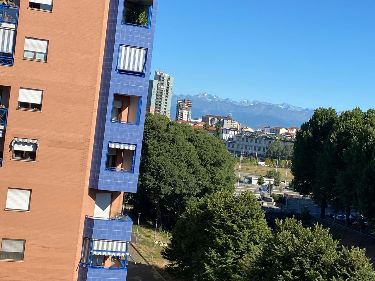 Vista dos Alpes, da janela do apartamento