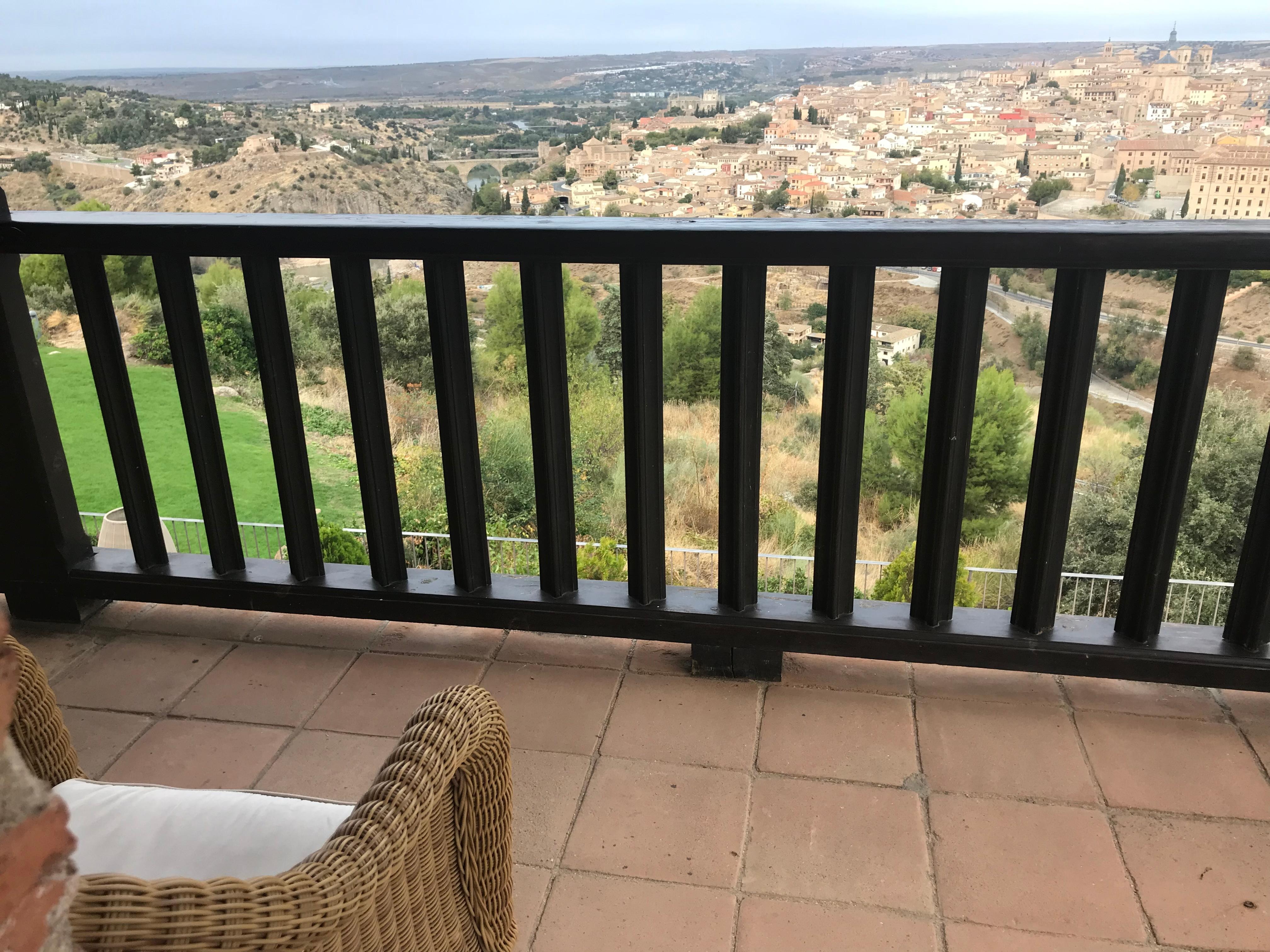 バルコニーと昼間の景色