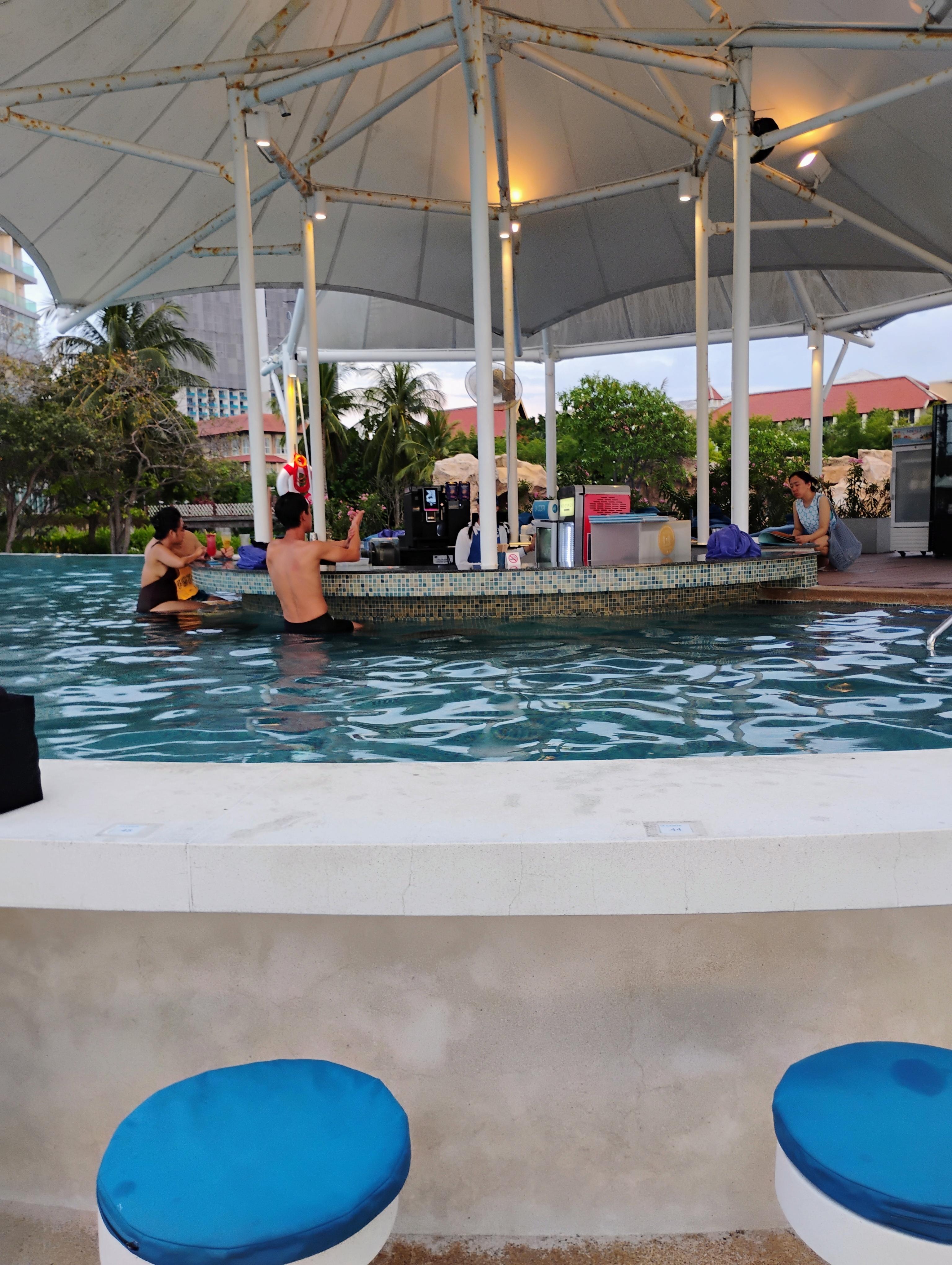 Swim up bar at the pool.