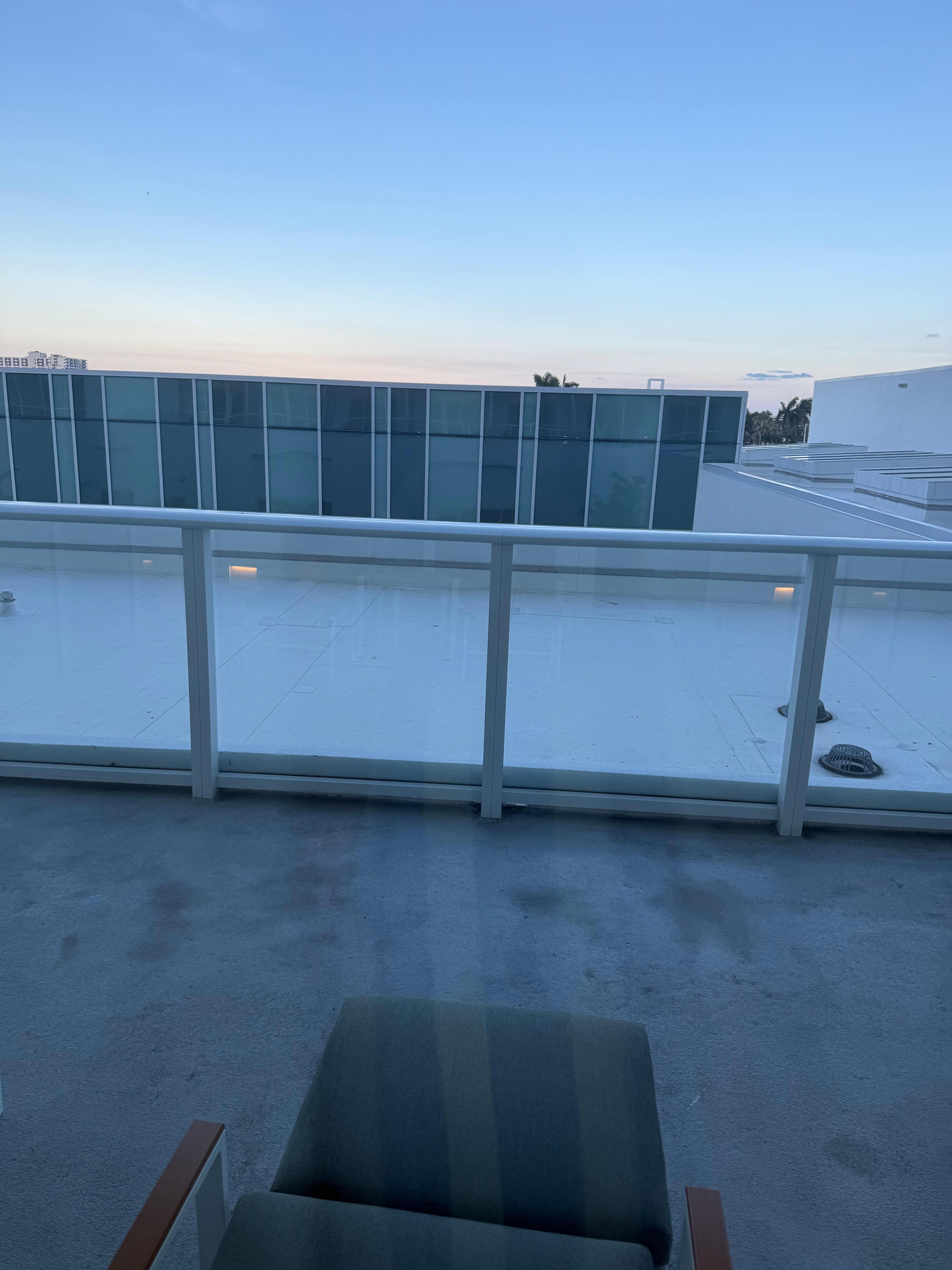 Sacada horrível e sem vista para o Resort.